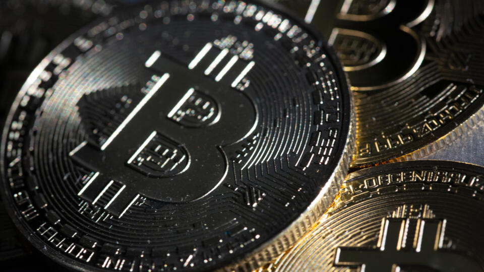 WA 16 archív Berlín - Na archívnej snímke z 5. marca 2022 mince bitcoinu, najznámejšej digitálnej meny, sú na stole v Berlíne. V kryptoodvetví panuje na začiatku nového týždňa veľká nervozita. Bitcoin sa síce mierne zotavil z víkendového pádu a jeho cena sa drží nad 20.000 USD (19.073 eur), investori sa však obávajú pokračovania výpredaja a toho, že problémy veľkých hráčov v odvetví spôsobia výrazné turbulencie na trhu. FOTO TASR/DPA
ARCHIV - 05.03.2022, Berlin: ILLUSTRATION - Bitcoin-Münzen l
