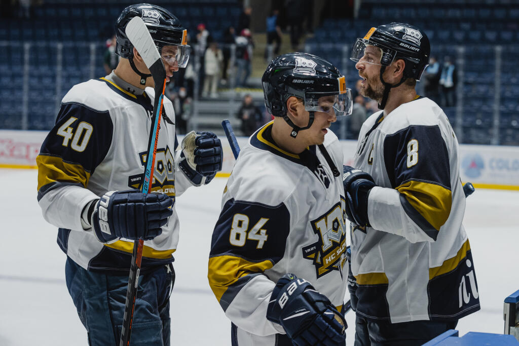 Na snímke radosť hráčov Slovana po skončení zápasu 1.kola Tipos Extraligy 2021/2022 medzi HC Slovan Bratislava a HK Dukla Trenčín.