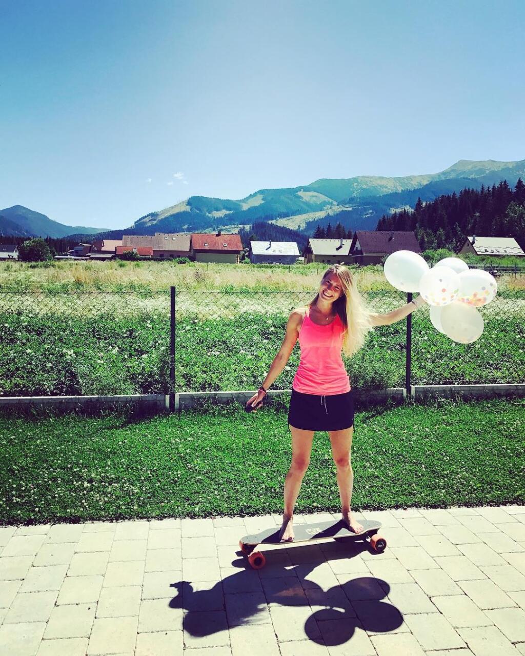 Takú krásnu fyzioterapeutku by chcel mať zrejme každý, no smola. jej služby momentálne patria najlepšej lyžiarke sveta Petre Vlhovej.