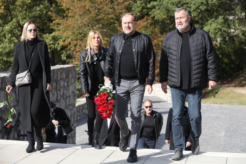 Legendárnemu basketbalistovi Stanislavovi Kropilákovi dali posledné zbohom v bratislavskom krematóriu. Smútil aj futbalový tréner Slovana Bratislava Vladimír Weiss.
