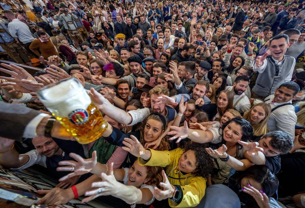 Foto Oktoberfest Je Tu Prsnaté čašníčky A Astronomické Ceny Koľko Zaplatíte Za Liter Piva