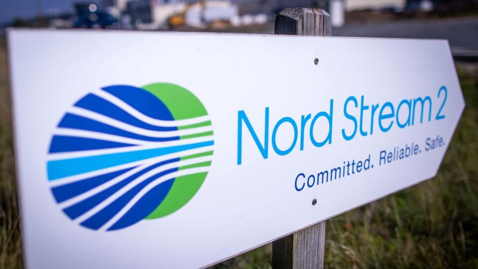 Na archívnej snímke zo 16. septembra 2020 značka s nápisom Severný prúd 2 (Nord Stream 2) v nemeckom Lubmine. Spoločnosť Nord Stream 2 AG v sobotu 6. februára 2021 oznámila, že pokračuje s výstavbou sporného nemecko-ruského plynovodu Severný prúd 2 (Nord Stream 2). Hovorca firmy, ktorá tento projekt vedie, povedal, že potrubia sa kladú južne od dánskeho ostrova Bornholm. FOTO TASR/DPA