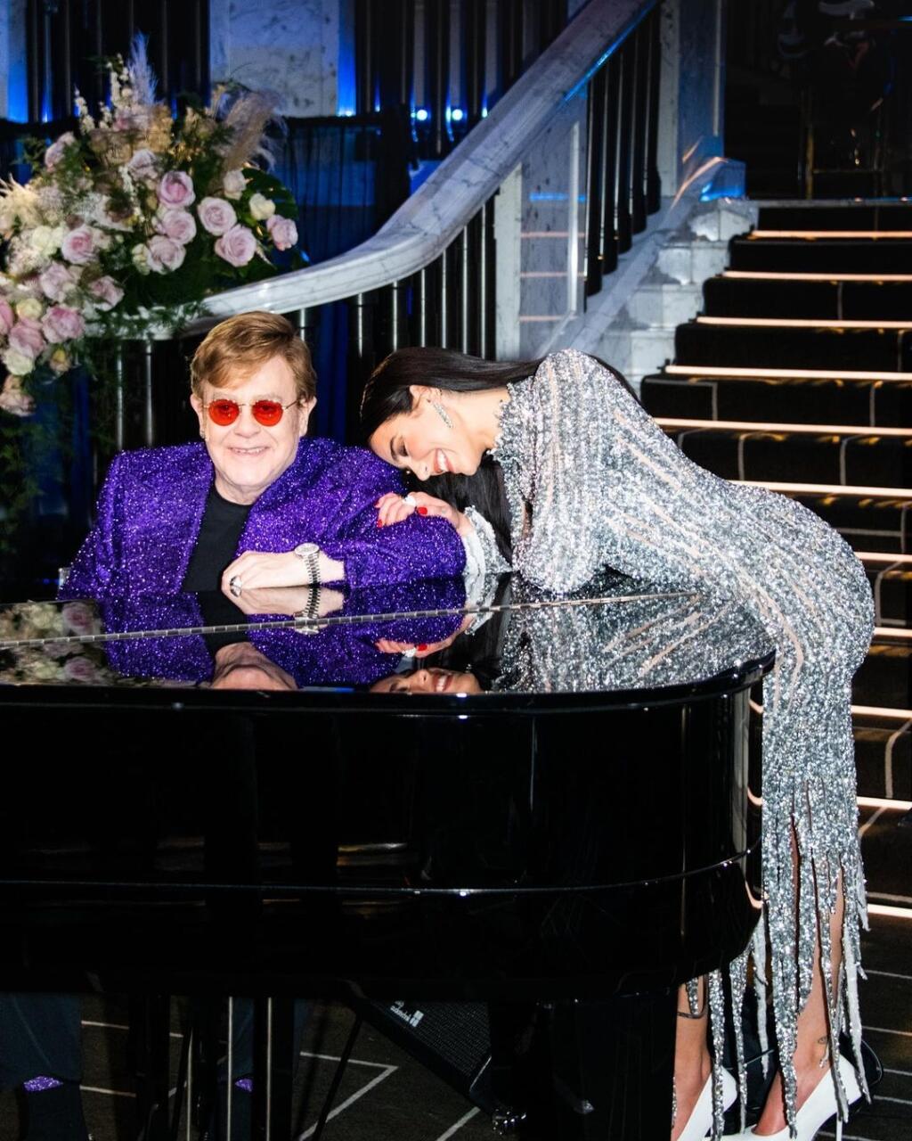Elton John a David Furnish usporiadali online koncert