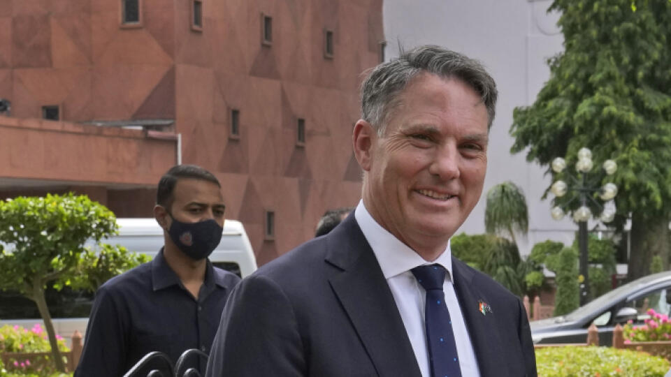 EBE 17 Naí Dillí - Na snímke zľava austrálsky minister obrany Richard Marles a indický minister obrany Rádžnát Singh pózujú pre fotografov počas stretnutia v Naí Dillí 22. júna 2022. FOTO TASR/AP
Australian Deputy Prime Minister and Minister for Defense Richard Marles, left poses for the media with Indian Defence minister Rajnath Singh before their talks in New Delhi, India, Wednesday, June 22, 2022. (AP Photo/Manish Swarup)