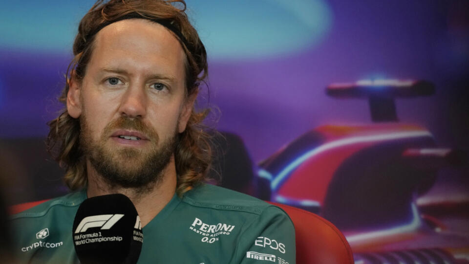 EBE 34 Abú Zabí - Na snímke nemecký pilot formuly 1 Sebastian Vettel z tímu Aston Martin počas tlačovej konferencie pred Veľkou cenou Abú Zabí, záverečnými pretekmi tohtoročného seriálu MS motoristickej F1 na okruhu Yas Marina v Spojených arabských emirátoch 17. novembra 2022. FOTO TASR/AP
Sebastian Vettel of Germany and Aston Martin F1 Team talks in a press conference during previews ahead of the F1 Grand Prix of Abu Dhabi at Yas Marina Circuit in Abu Dhabi, United Arab Emirates, Thursday, Nov