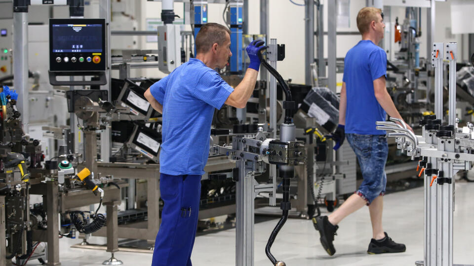 Spoločnosť Schaeffler otvorila v Kysuckom Novom Meste výskumné a vývojové centrum, ktoré vyvíja produkty a komponenty pre elektromobilitu a inteligentné podvozkové systémy. Na snímke zamestnanci počas pracovnej doby v priestoroch výrobnej haly závodu Schaeffler Kysuce vo štvrtok 29. júna 2023 v Kysuckom Novom Meste. FOTO TASR - Daniel Stehlík