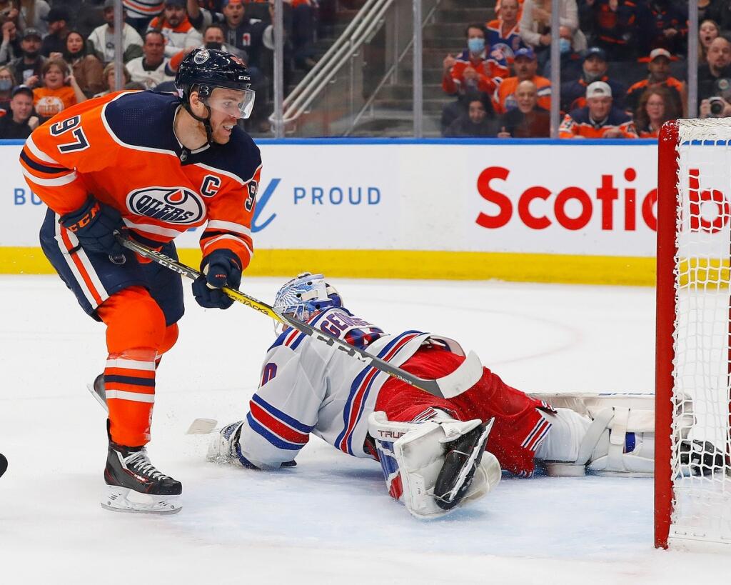 Connor McDavid alias Connie je momentálne pravdepodobne najlepší hráč v hokeji. Je kapitánom tímu Edmonton Oilers. V Tíme je od roku 2015.