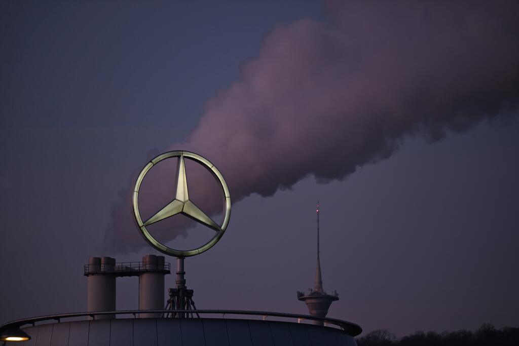 KK71 archív Stuttgart - Na archívnej snímke z 19. februára 2025 logo nemeckej automobilovky Mercedes-Benz v Stuttgarte. Nemecká automobilka Mercedes-Benz počíta s bohatým odstupným pri plánovanom znižovaní počtu zamestnancov v administratíve. V prípade odchodu dlhoročných zamestnancov je možné, že sa budú vyplácať aj čiastky presahujúce 500.000 eur. FOTO TASR/DPA
ARCHIV - 19.02.2025, Baden-Württemberg, Stuttgart: Der Mercedes Stern, das Logo des Fahrzeugherstellers Mercedes-Benz steht auf einem 