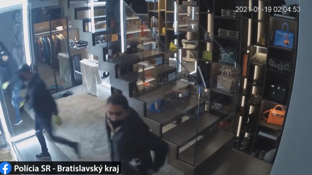 Polícia zverejnila zábery z krádeže bytu v Starom Meste. Podľa záberov a Cibulkovej podobizne na stene je zrejmé, že ide o byt bývalej tenistky.