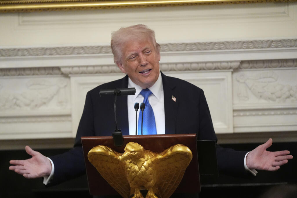 AZ3 Washington - Na snímke prezident USA Donald Trump počas príhovoru k novým členom správnej rady Kennedyho centra, ktorí sa zhromaždili v Bielom dome vo Washingtone 19. mája 2025. Trump v pondelok skritizoval bývalé vedenie Kennedyho centra a vyhlásil, že dni „bezuzdnej politickej propagandy“ tejto renomovanej kultúrnej inštitúcie so sídlom vo Washingtone sa skončili, odkedy on osobne dohliada na jej vedenie. V noci na utorok 20. mája 2025 o tom informovala agentúra AFP, píše TASR. FOTO TASR/A