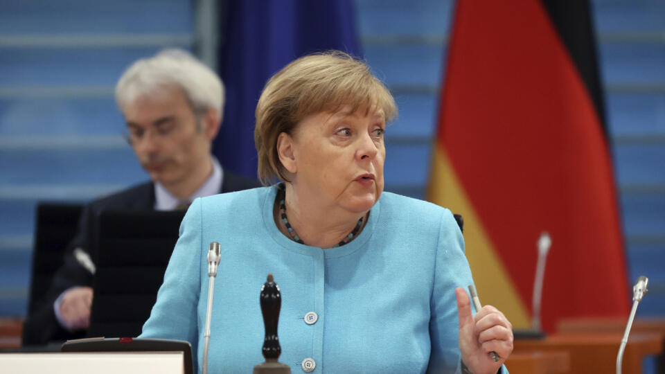 EBE 16 Berlín - Na snímke nemecká kancelárka Angela Merkelová pred rokovaním vládneho kabinetu v Berlíne 10. júna 2020. FOTO TASR/AP
German Chancellor Angela Merkel speaks prior to the start of the weekly cabinet meeting at the Chancellery in Berlin, Germany, Wednesday, June 10, 2020. (Fabrizio Bensch/Pool Photo via AP)