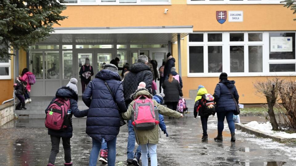 V Prešove sa dnes po dlhej dobe začala prezenčná výučba na prvom stupni základných škôl.