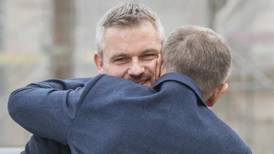 Český premiér Andrej Babiš (vpravo) víta slovenského premiéra Petra Pellegriniho (vľavo) pred spoločným zasadnutím vlád Českej a Slovenskej republiky 11. novembra 2019 vo Valticiach. FOTO TASR - Martin Baumann