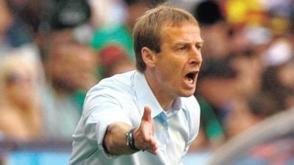 Na archívnej snímke nemecká futbalová legenda a dnes tréner reprezentácie Kórejskej republiky Jürgen Klinsmann.