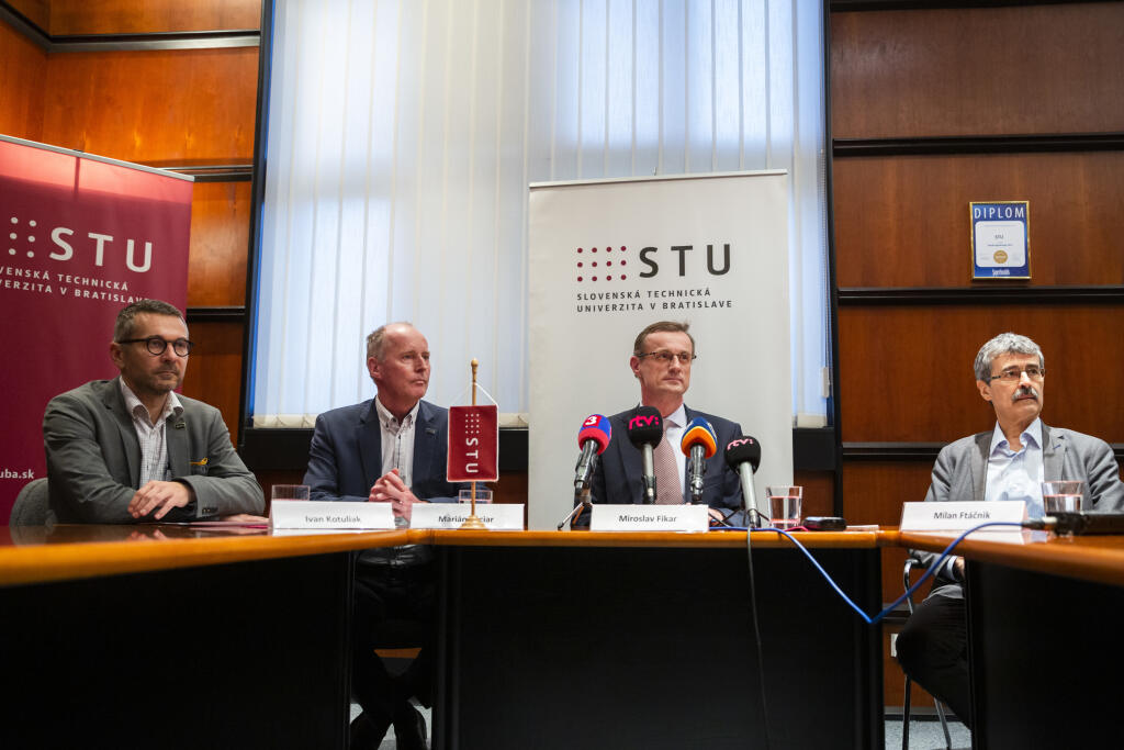 Na snímke zľava dekan Fakulty informatiky a informačných technológií (FIIT) Slovenskej technickej univerzity (STU) Ivan Kotuliak, predseda akademického senátu STU Marián Peciar, rektor STU Miroslav Fikar, predseda Správnej rady STU Milan Ftáčnik počas tlačovej konferencie k riešeniu situácie na FIIT STU v Bratislave 14. januára 2020. FOTO TASR - Jaroslav Novák