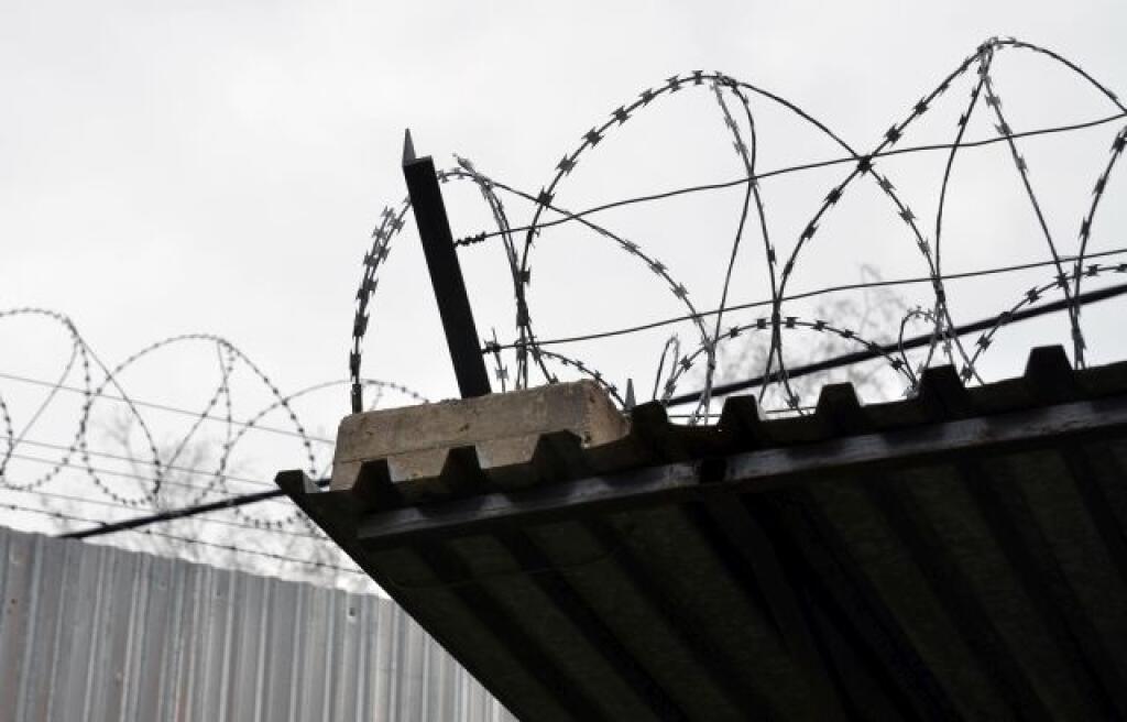 Útvar policajného zaistenia pre cudzincov-nelegálnych migrantov v Sečovciach.