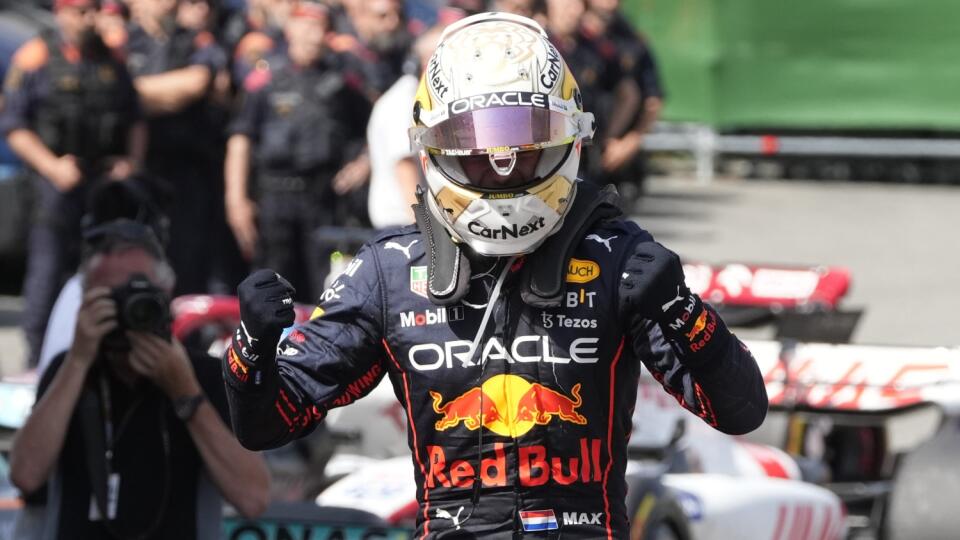 PK 49 Montmeló - Na snímke holandský pilot formuly 1 Max Verstappen z tímu Red Bull sa teší z víťazstva vo Veľkej cene Španielska, šiestom podujatí seriálu majstrovstiev sveta F1 na okruhu Catalunya v Montmeló neďaleko španielskej Barcelony v nedeľu 22. mája 2022. FOTO TASR/AP
Red Bull driver Max Verstappen of the Netherlands celebrates after winning the Spanish Formula One Grand Prix at the Barcelona Catalunya racetrack in Montmelo, Spain, Sunday, May 22, 2022. (AP Photo/Manu Fernandez)