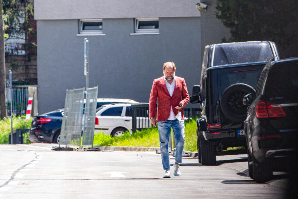 Na snímke tréner Vladimír Weiss starší odchádza z rokovania so zástupcami futbalového klubu ŠK Slovan Bratislava, Ivanom Kmotríkom maldším a Richardom Trutzom, o svojom pôsobení v pizícií hlavného trénera klubu.