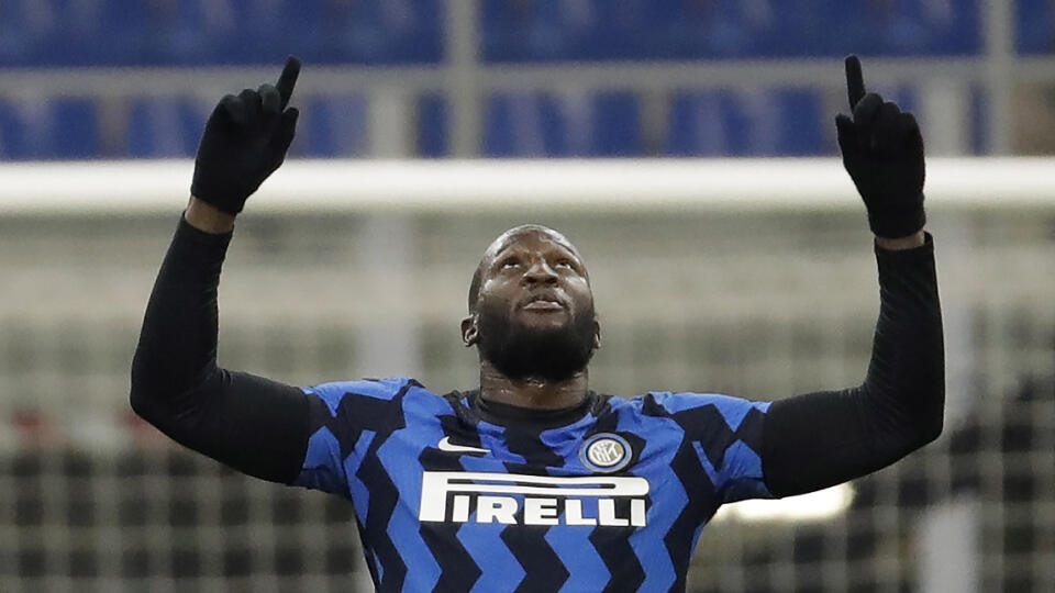 KK11 Miláno - Futbalista Interu Miláno Romelu Lukaku sa teší zo svojho druhého gólu počas zápasu 22. kola talianskej Serie A Inter Miláno – Lazio Rím 14. februára 2021 v Miláne. FOTO TASR/AP
Inter Milan's Romelu Lukaku celebrates after scores his second goal against Lazio during a Serie A soccer match between Inter Milan and Lazio at the San Siro stadium in Milan, Italy, Sunday, Feb. 14, 2021. (AP Photo/Luca Bruno)