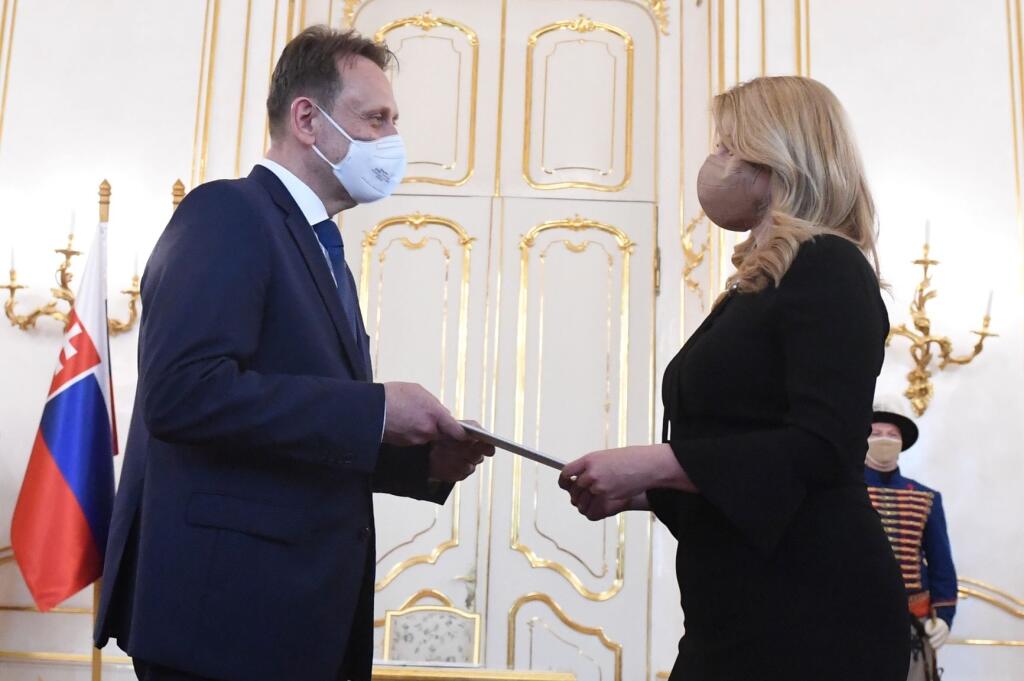 Prezidentka Zuzana Čaputová (vpravo) prijala demisiu doterajšieho ministra pôdohospodárstva a rozvoja vidieka Jána Mičovského v utorok 8. júna 2021 v Bratislave. Za jeho nástupcu vymenovala Samuela Vlčana (vľavo).