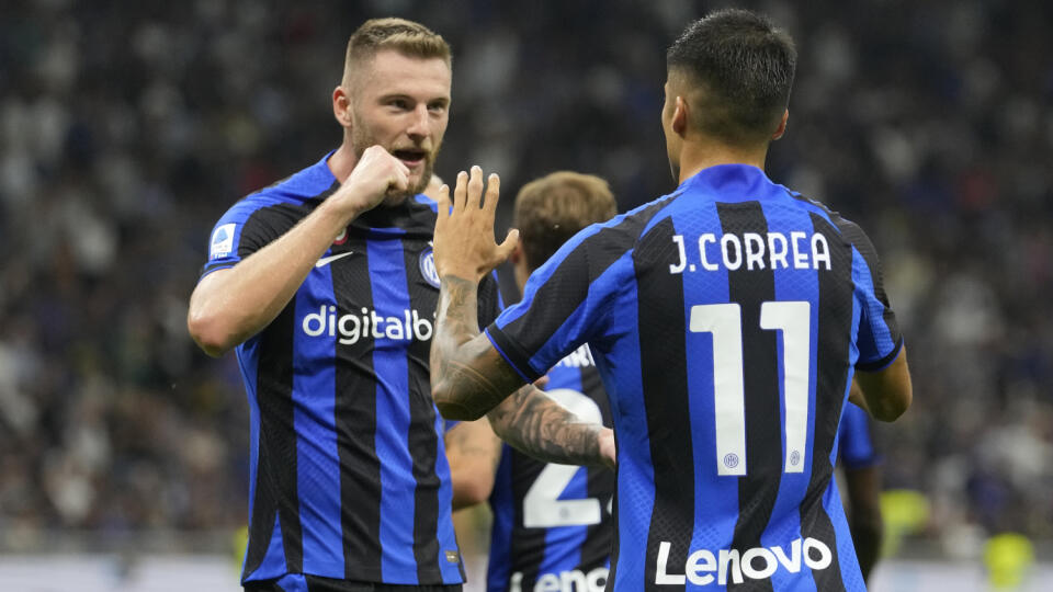WA 56 Miláno - Futbalisti Interu Miláno Milan Škriniar (vľavo) a Joaquin Correa