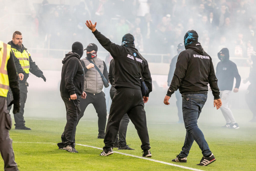 Derby Trnavy so Slovanom predčasne ukončili po tom, ako ihrisko zaplavili chuligáni, ktorí sa bili hlava-nehlava.
