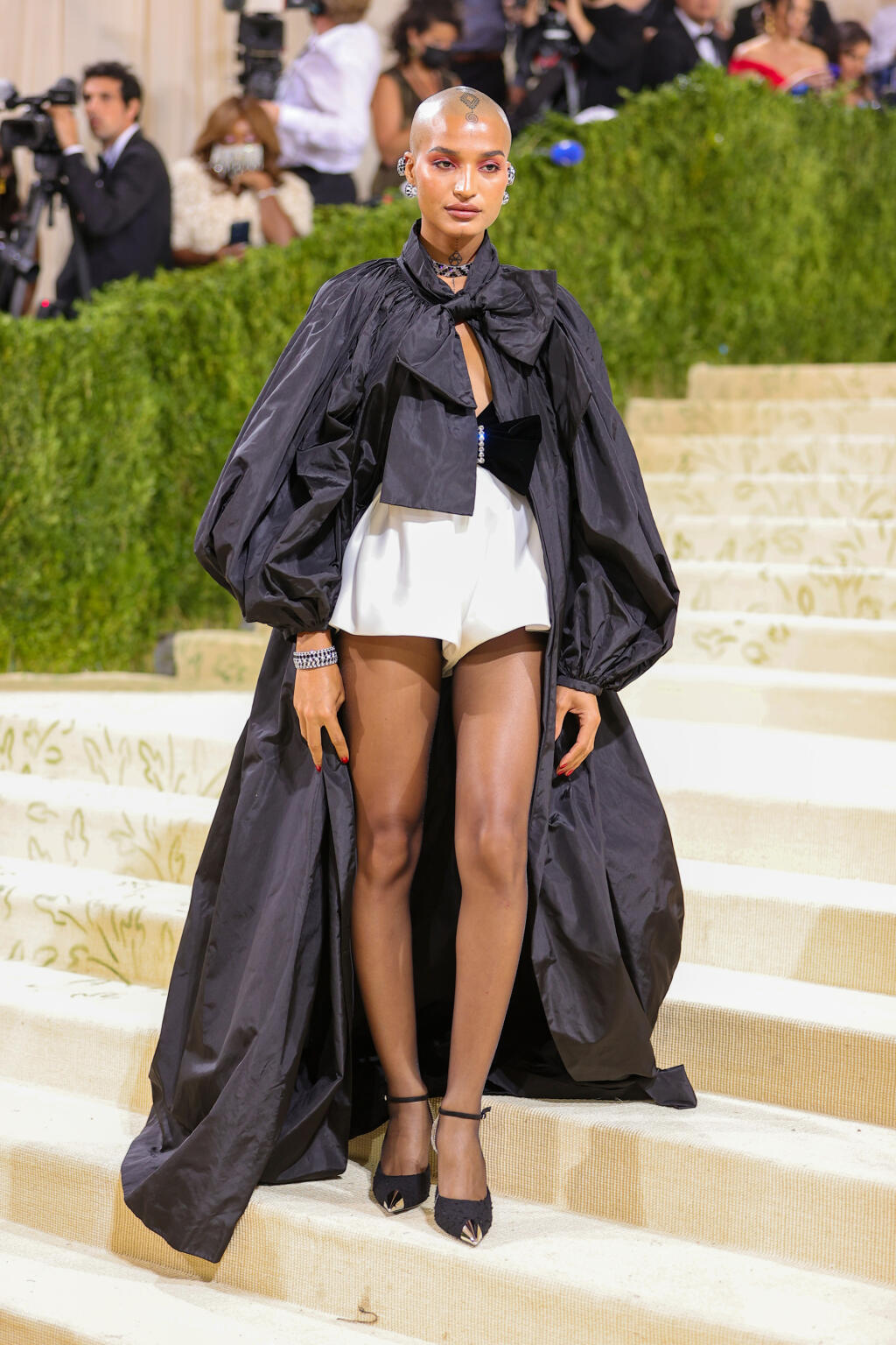 Indya Moore v kreácii Saint Laurent.