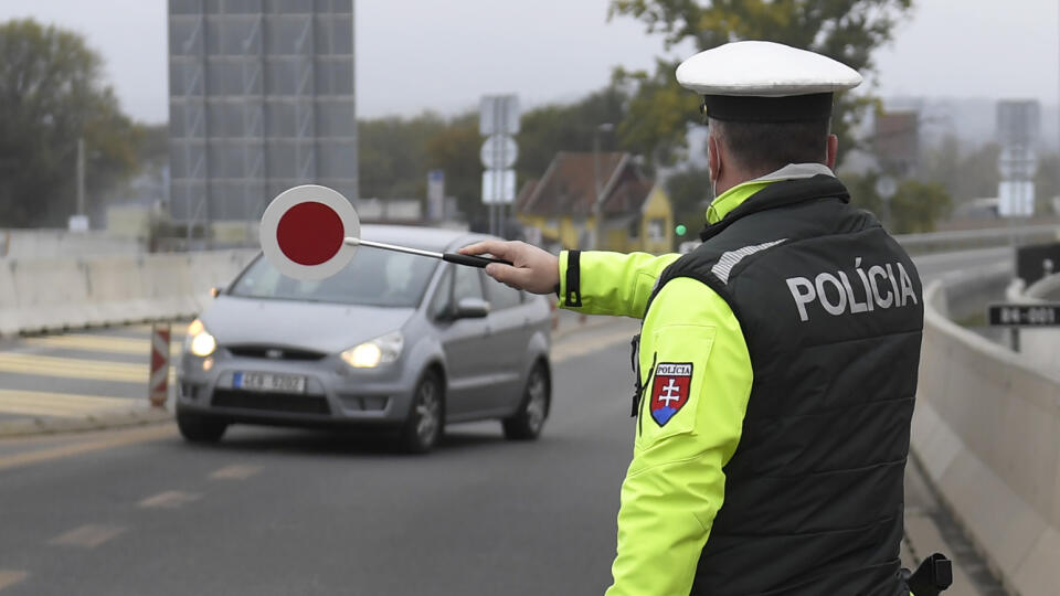 Od pondelka je možné z Poľska, Česka, Rakúska a Maďarska vstúpiť na územie SR s negatívnym PCR testom, nie starším ako 72 hodín. Pendleri sa podľa vyhlášky Úradu verejného zdravotníctva (ÚVZ) SR na hraniciach nemusia preukazovať žiadnym testom. Na snímke polícia počas kontroly na slovensko-maďarskom hraničnom priechode Milhosť – Tornyosnémeti 16. novembra 2020. FOTO TASR – František Iván