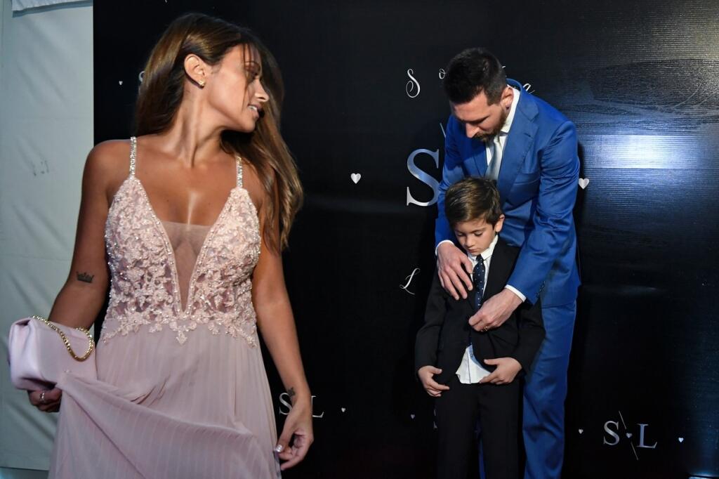 Na svadobnej párty Luisa Suareza nechýbal ani jeho spoluhráč z Barcelony Lionel Messi s manželkou Antonellou a synom Thiagom.