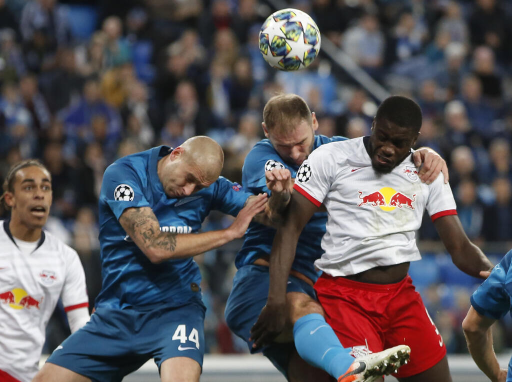 EBE 16 Petrohrad - Na snímke vpravo hráč Lipska Dayot Upamecano a hráči Zenitu Branislav Ivanovič a Jaroslav Rakickij v zápase G-skupiny 4. kola Ligy majstrov vo futbale Zenit Petrohrad - RB Lipsko 5. novembra 2019. FOTO TASR/AP
Zenit's Yaroslav Rakitskiy, left, Zenit's Branislav Ivanovic, enter, fight for the ball with Leipzig's Dayot Upamecano, right, during the Champions League group G soccer match between Zenit St. Petersburg and RB Leipzig at the Saint Petersburg stadium in St.Petersburg, R