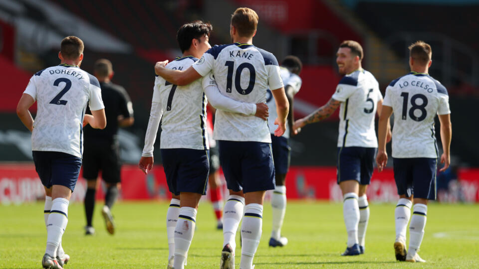 Kórejský futbalista Son Heung-Min zariadil štyrmi gólmi triumf Tottenhamu Hotspur v nedeľňajšom dueli 2. kola anglickej ligy na ihrisku Southmptonu 5:2. Pri všetkých mu asistoval Harry Kane, ktorý potom sám pridal piaty zásah hostí.