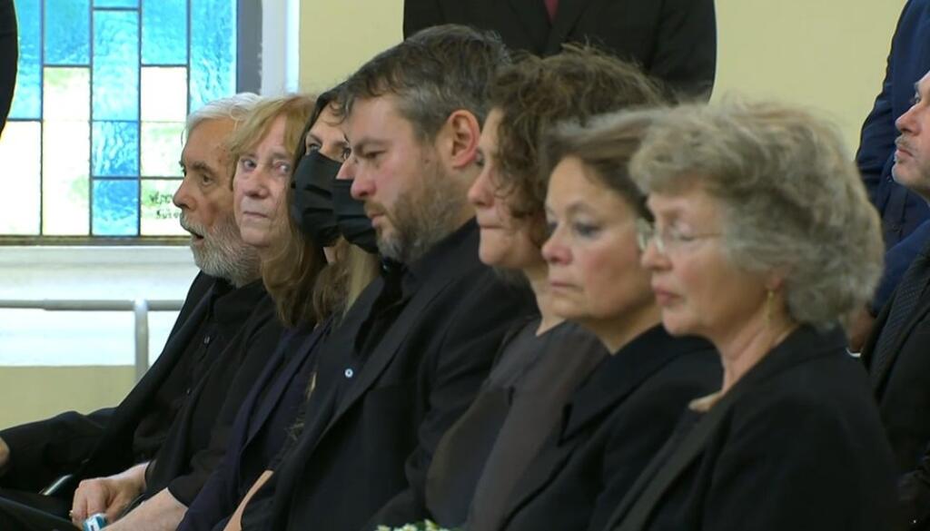 Pohľad na zdrveného Josefa Abrháma (vzadu) trhá srdce.