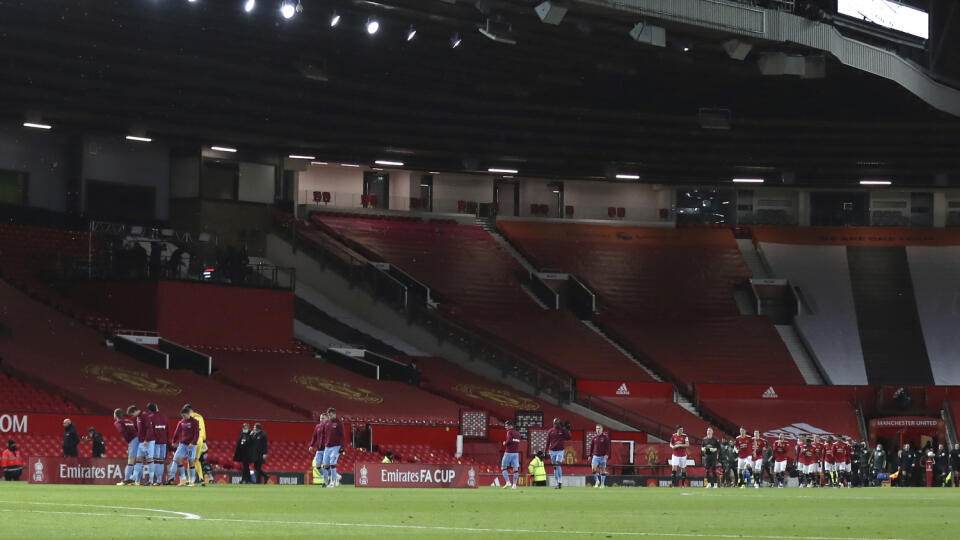 EBE 23 Manchester - Na snímke hráči prichádzajú na prázdny štadión na zápas osemfinále anglického FA Cupu vo futbale Manchester United - West Ham v utorok 9. februára 2021. FOTO TASR/AP
The teams come onto the pitch before the English FA Cup 5th round soccer match between Manchester United and West Ham United at Old Trafford in Manchester, England, Tuesday, Feb. 9, 2021. (Martin Rickett/Pool via AP)