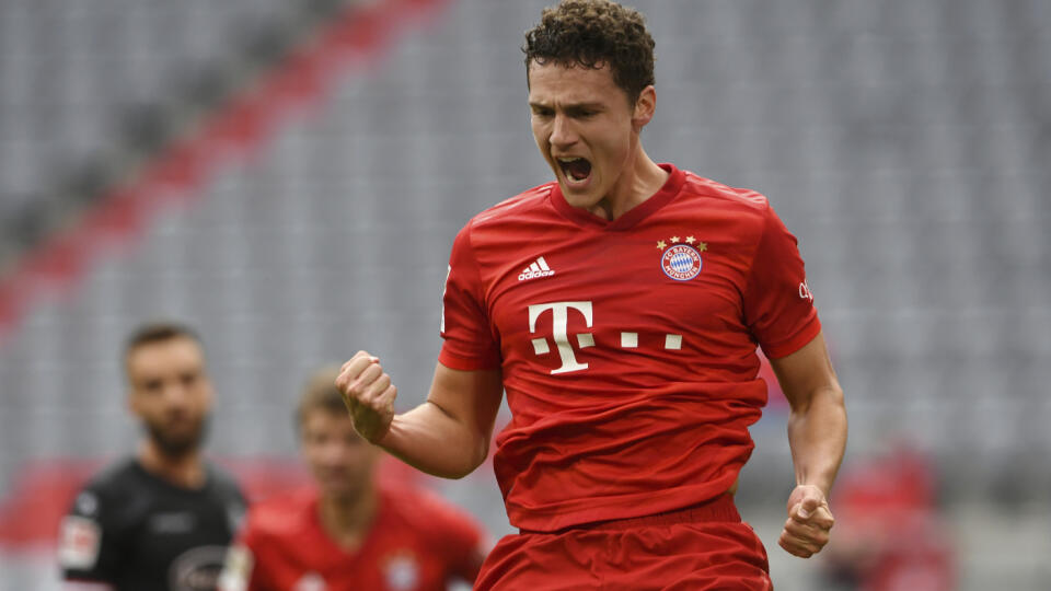 Futbalista Bayernu Mníchov Benjamin Pavard sa teší po góle počas zápasu 29. kola nemeckej Bundesligy Bayern Mníchov - Fortuna Düsseldorf 30. mája 2020 v Mníchove. FOTO TASR/AP
Munich's Benjamin Pavard celebrates his 2-0 after scoring during the German Bundesliga soccer match between FC Bayern Munich and Fortuna Duesseldorf in Munich, Germany, Saturday, May 30, 2020. Because of the coronavirus outbreak all soccer matches of the German Bundesliga take place without spectators. (Chris