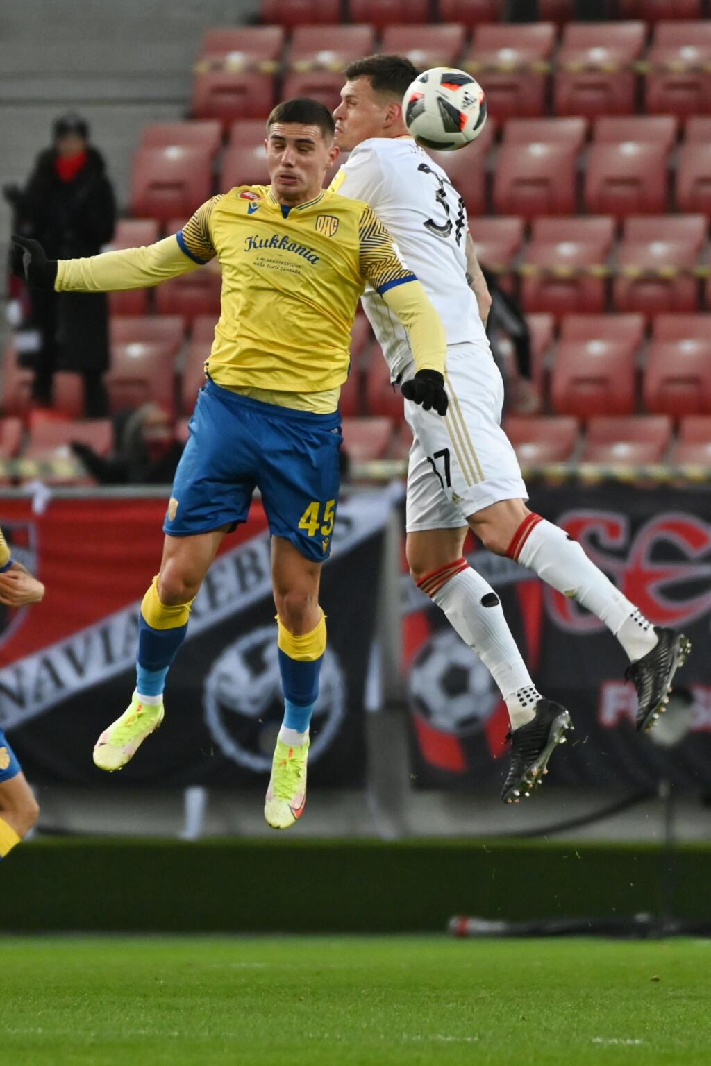 Na snímke vpravo hráč Spartaka Martin Škrtel a hráč DAC-u Nikola Krstovič bojujú o loptu v hlavičkovom súboji počas zápasu 20. kola Fortuna ligy FC Spartak Trnava - FC DAC 1904 Dunajská Streda v Trnave v nedeľu 13. februára 2022. FOTO TASR - Lukáš Grinaj