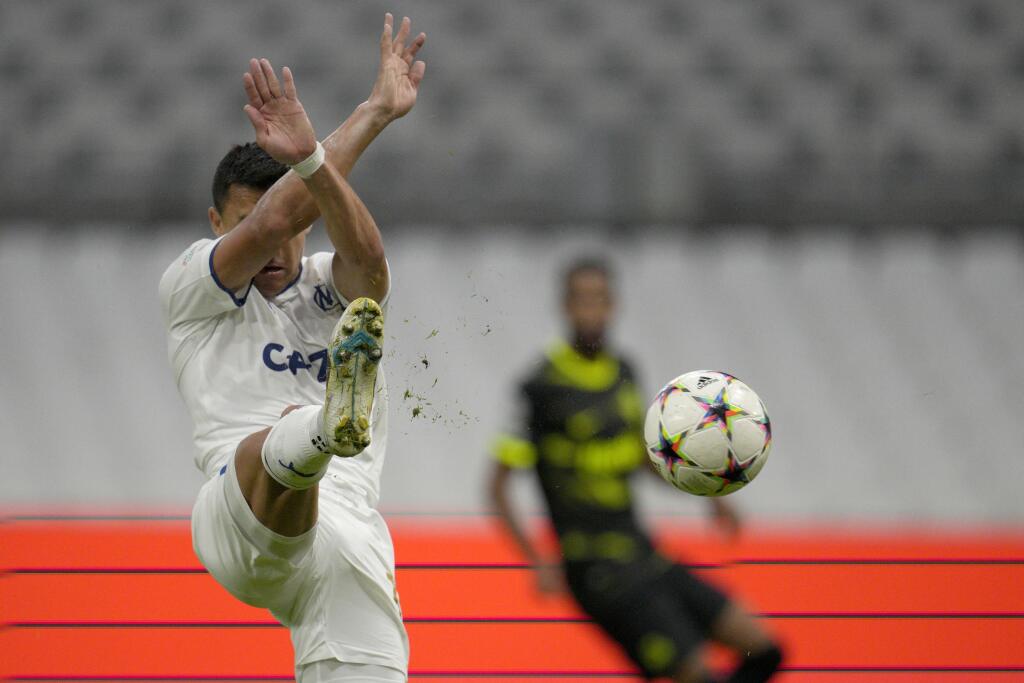 EBE 34 Marseille - Na snímke čílsky útočník Marseille Alexis Sánchez strieľa gól a vyrovnávajúci na 1:1 v zápase D-skupiny 3. kola skupinovej fázy Ligy majstrov vo futbale Olympique Marseille - Sporting Lisabon v Marseille 4. októbra 2022. FOTO TASR/AP
Marseille's Alexis Sanchez scores his side's first goal during the Champions League group D soccer match between Marseille and Sporting at the Velodrome stadium in Marseille, southern France, Tuesday, Oct. 4, 2022. (AP Photo/Daniel Cole)