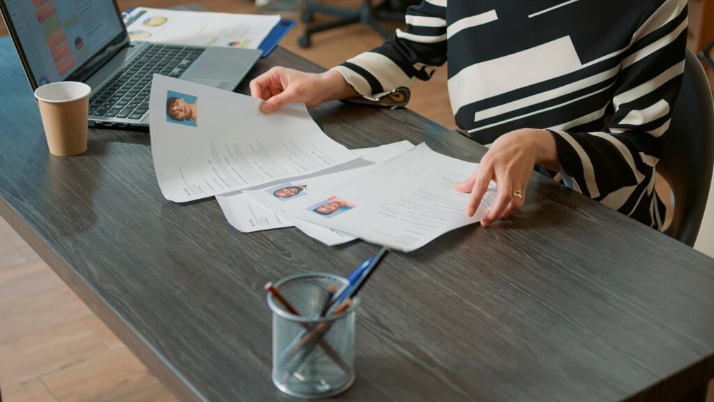 Female,Hr,Employee,Looking,At,Cv,Resume,To,Hire,Candidates,
