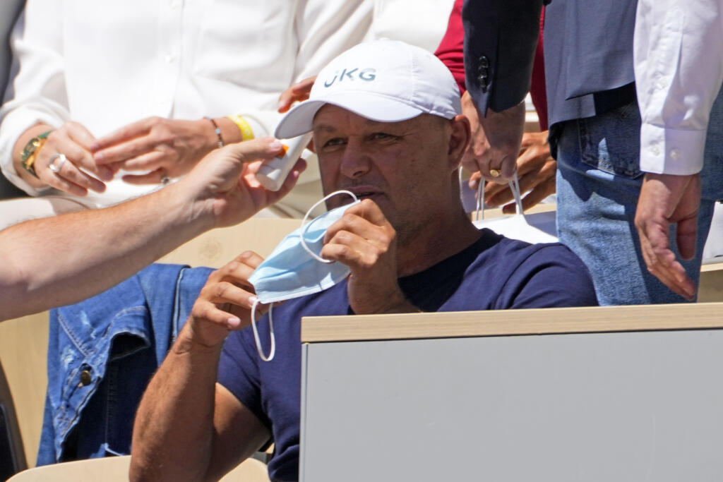 WA 65 Paríž - Marián Vajda, tréner srbského tenistu Novaka Djokoviča, sleduje finále mužskej dvojhry medzi jeho zverencom a Grékom Stefanosom Tsitsipasom na grandslamovom turnaji Roland Garros v Paríži 13. júna 2021. FOTO TASR/AP
Serbia's Novak Djokovic's coach Marian Vajda puts on his mask as Djokovic plays Stefanos Tsitsipas of Greece during their final match of the French Open tennis tournament at the Roland Garros stadium Sunday, June 13, 2021 in Paris. (AP Photo/Michel Euler)