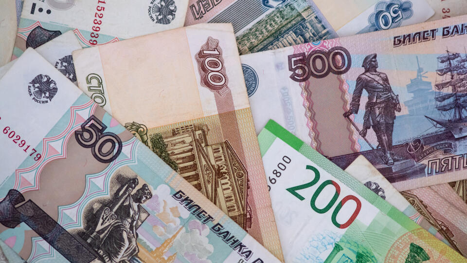 Na archívnej snímke z 28. februára 2022 rubľové bankovky sú na stole v Mníchove.