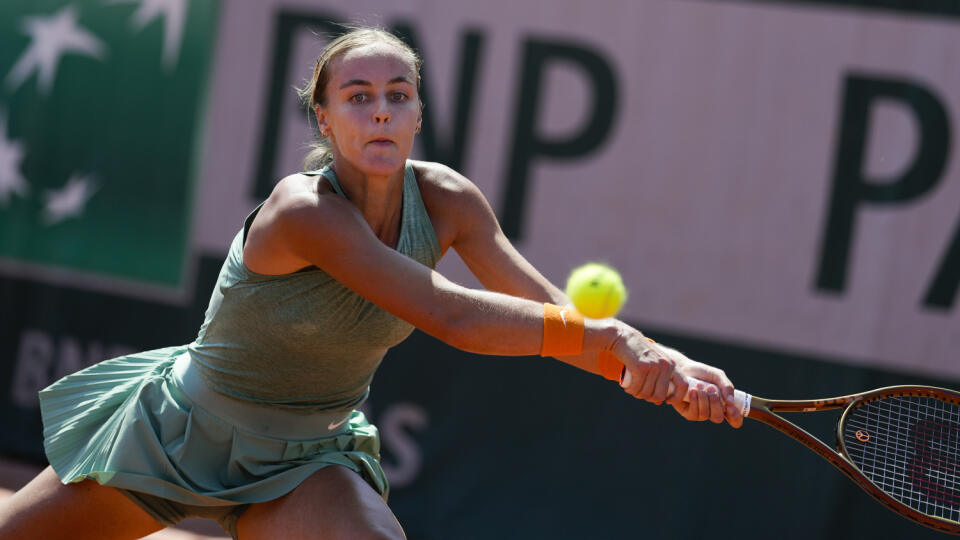 Anna Karolína Schmiedlová odvracia úder Španielky Aliony Bolsovovej v zápase 2. kola dvojhry na grandslamovom turnaji Roland Garros.