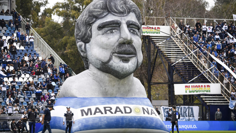 Takto vítali Diega Maradonu v jeho novom pôsobisku v La Plate.