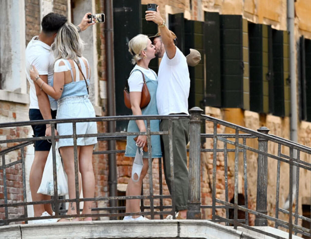 Zaľúbenci a rodičia 9-mesačnej Daisy Katy Perry (36) a Orlando Bloom (44) sa vybrali do historických Benátok a aj keď im fotografi a fanúšikovia nechceli dať pokoj, neustále si prejavovali nežnosti a užívali každý moment.