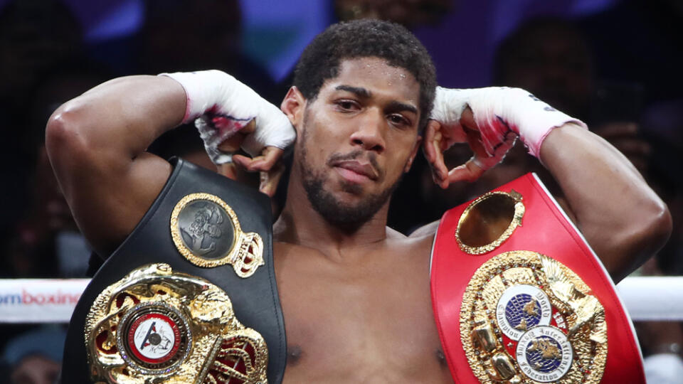 Anthony Joshua po víťazstve nad Andym Ruizom získal opasky späť.