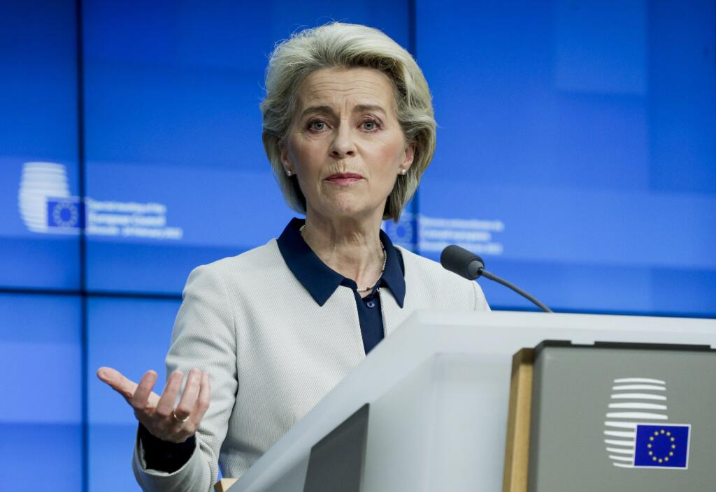 WA 5 Brusel - Na snímke predsedníčka Európskej komisie Ursula von der Leyenová gestikuluje počas tlačovej konferencie po skončení mimoriadneho samitu lídrov krajín EÚ v súvislosti s rusko-ukrajinskou krízou v Bruseli v piatok 25. februára 2022. FOTO TASR/AP 

European Commission President Ursula von der Leyen speaks during a media conference after an extraordinary EU summit on Ukraine in Brussels, Friday, Feb. 25, 2022. European Union leaders put on a united front after a six-hour meeting during