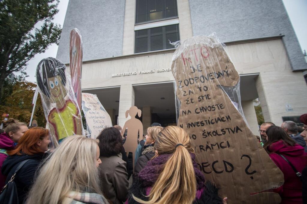 Účastníci pochodu za zodpovednosť pred ministerstvom financií. Pochod organizovala Iniciatíva slovenských učiteľov