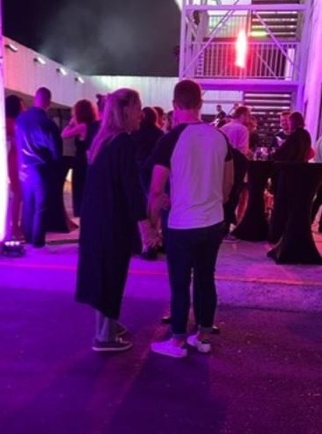 Adela na prenose SOWA nebola, s Viktorom sa objavila až na párty. Správali sa k sebe ako čerství zaľúbenci. Manžel ju hladkal po chrbte a držali sa romanticky za ruky.