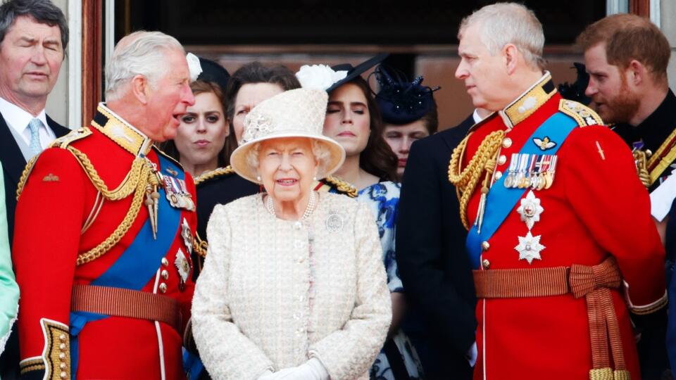 V tradičnom "pláne B" sú dvaja zo štyroch náhradníkov kráľovnini starší synovia, princ Charles, vľavo, a princ Andrew.