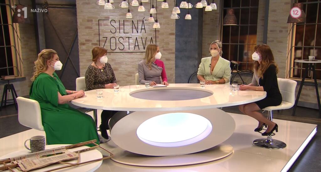 Dominiku Cibulkovú v relácii doslova grilovali z každej strany. Najviac do nej rýpala komička Simona Salátová (vľavo).