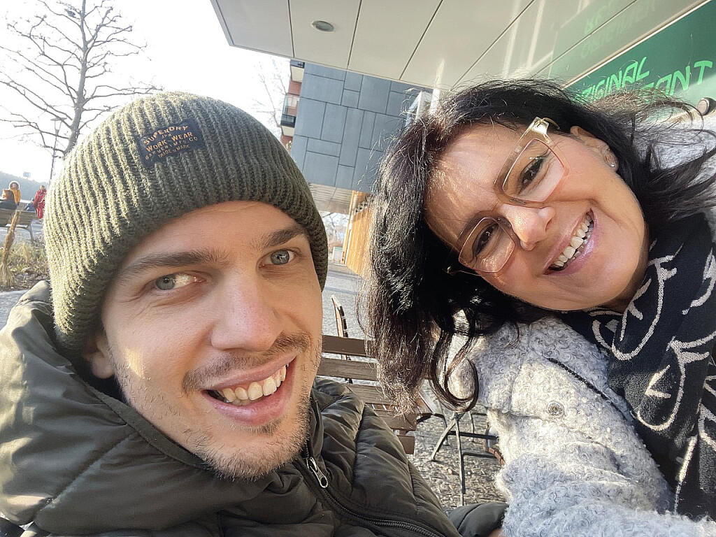 Andy so starším synom Adamom.