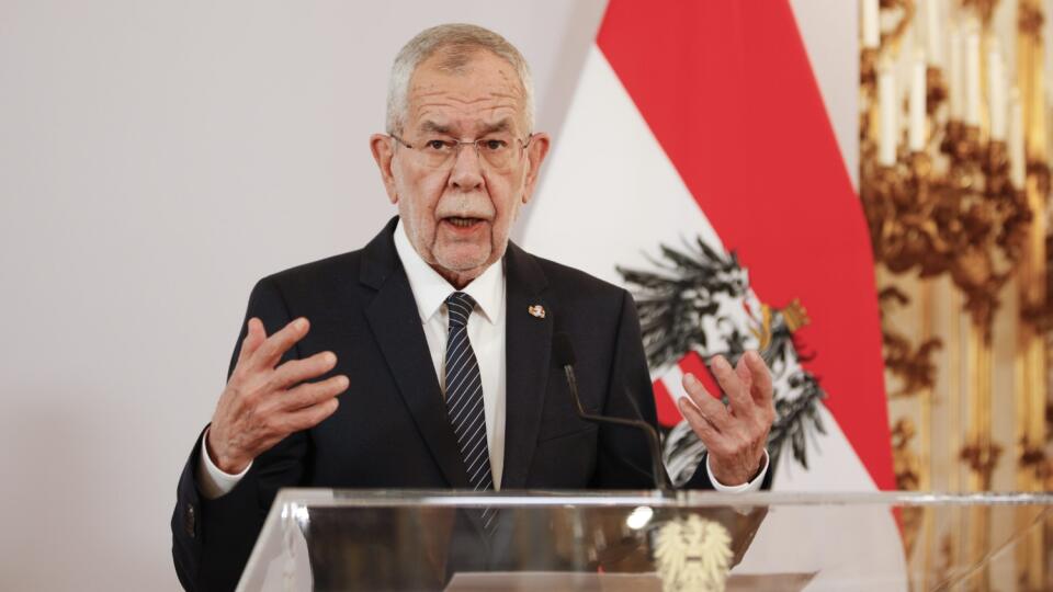 PK 39 Viedeň - Rakúsky prezident Alexander Van der Bellen odpovedá na otázky novinárov počas tlačovej konferencie s írskym prezidentom Michaelom D. Higginsom vo Viedni v stredu 6. apríla 2022. FOTO TASR/AP
Austrian President Alexander Van der Bellen addresses the media during a joint press conference with the President of Ireland, Michael D. Higgins, in Vienna, Austria, Wednesday, April 6, 2022. (AP Photo/Theresa Wey)